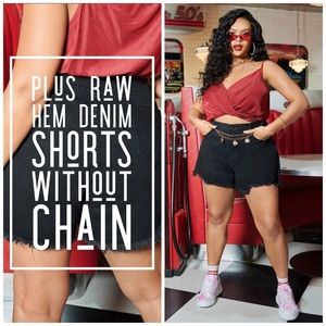 NWOT: Plus Raw Hem Denim Shorts Without Chain